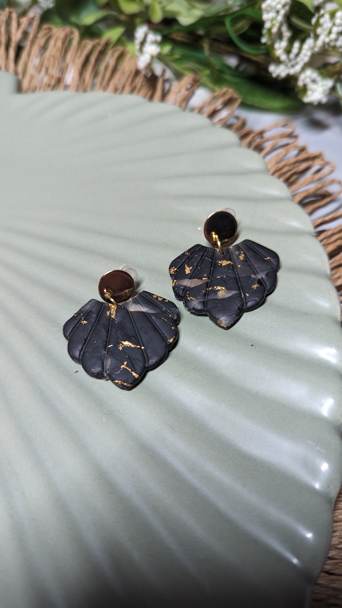 Noir Scalloped Stud